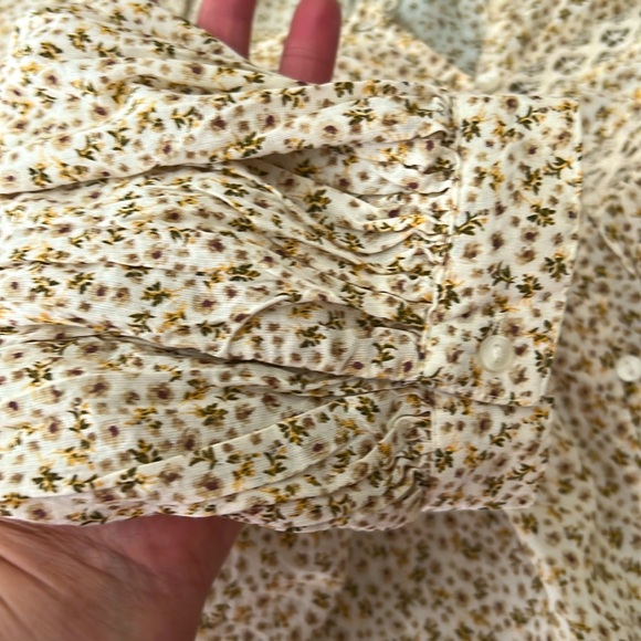 👚NWOT👚ADORABLE OLD NAVY BUTTON DOWN ROUND NECK SZ L CREAM WITH SMALL FLOWERS - Picture 5 of 5